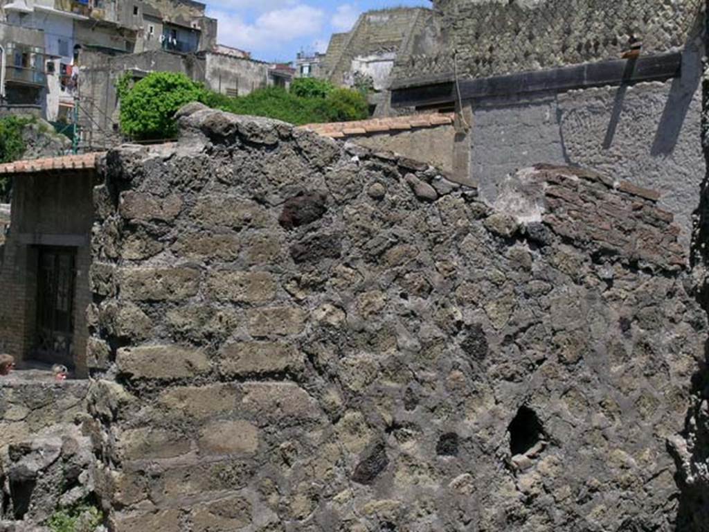 IV.10/11, Herculaneum, May 2005. Looking towards upper west wall on north side of doorway/window.
Photo courtesy of Nicolas Monteix.